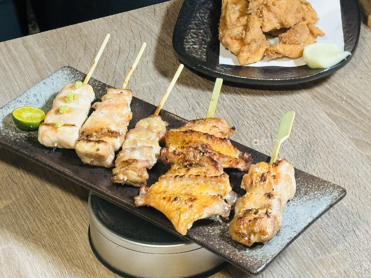 [台南美食]北區日式燒鳥串燒，炭火現烤串燒、新鮮刺身、日本酒一次滿足，營業至凌晨一點｜銅鈊炭火日式燒鳥串燒 @城市少女阿璇