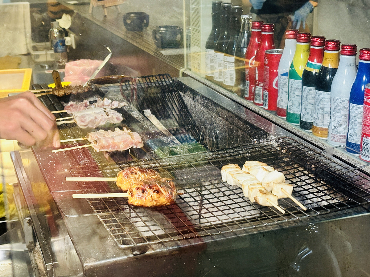 [台南美食]北區日式燒鳥串燒，炭火現烤串燒、新鮮刺身、日本酒一次滿足，營業至凌晨一點｜銅鈊炭火日式燒鳥串燒 @城市少女阿璇