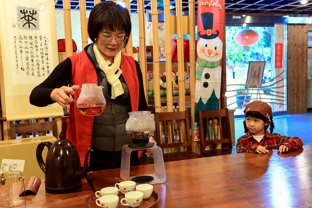 [南投景點]揉茶、採茶親子DIY+必買紅茶伴手禮，體驗日月潭紅茶的魅力，親子、團體旅遊都推薦｜日月潭東峰紅茶莊園 @城市少女阿璇