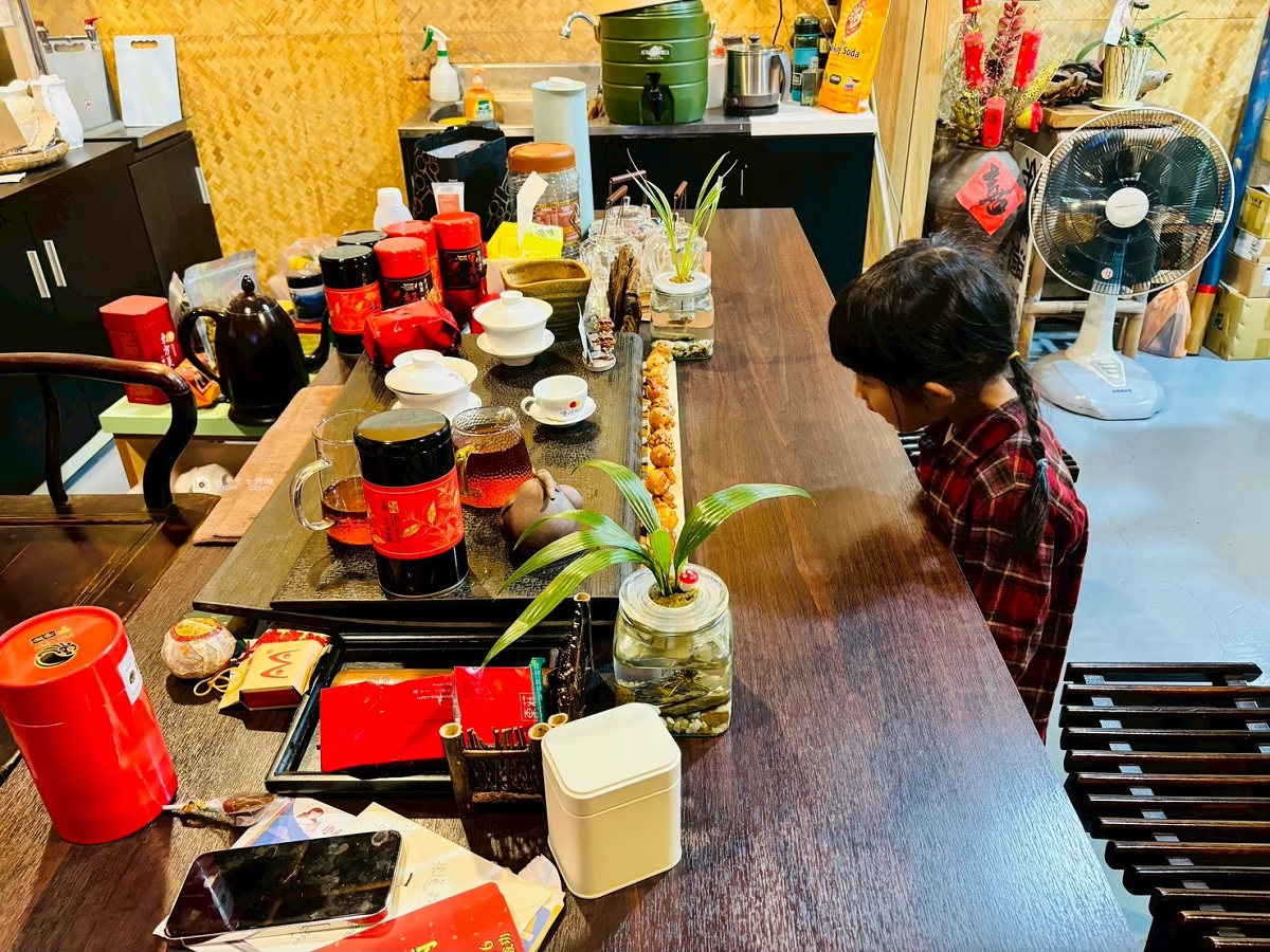 [南投景點]揉茶、採茶親子DIY+必買紅茶伴手禮，體驗日月潭紅茶的魅力，親子、團體旅遊都推薦｜日月潭東峰紅茶莊園 @城市少女阿璇