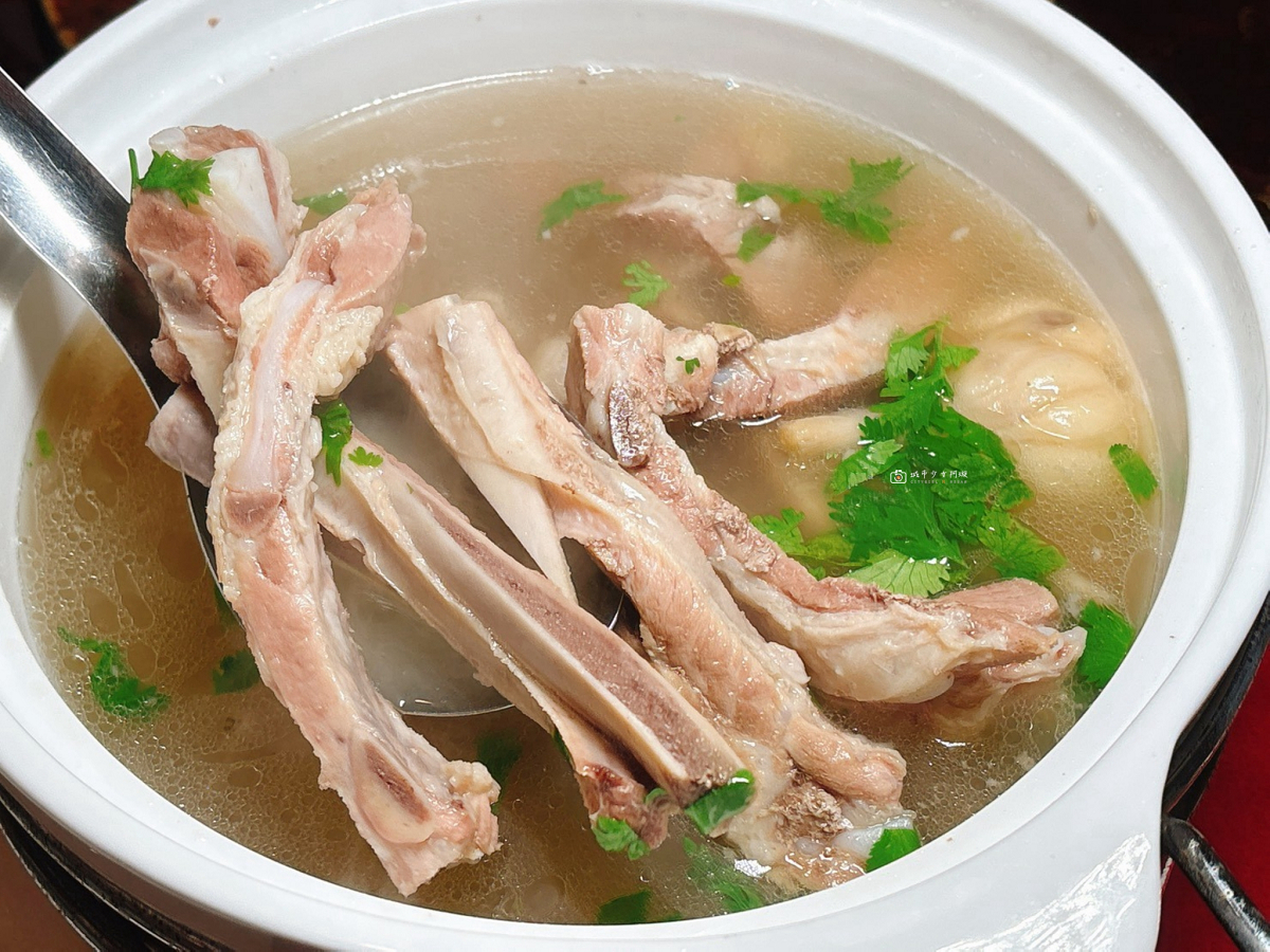 [南投美食]埔里人氣泰式料理二訪！聚餐合菜、家庭聚會都推薦，來埔里還是想再吃一次｜娜娜泰式時尚料理 @城市少女阿璇