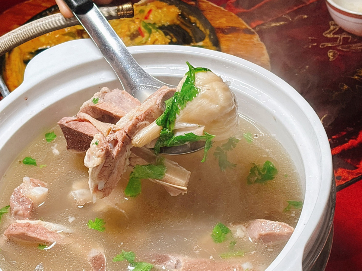 [南投美食]埔里人氣泰式料理二訪！聚餐合菜、家庭聚會都推薦，來埔里還是想再吃一次｜娜娜泰式時尚料理 @城市少女阿璇