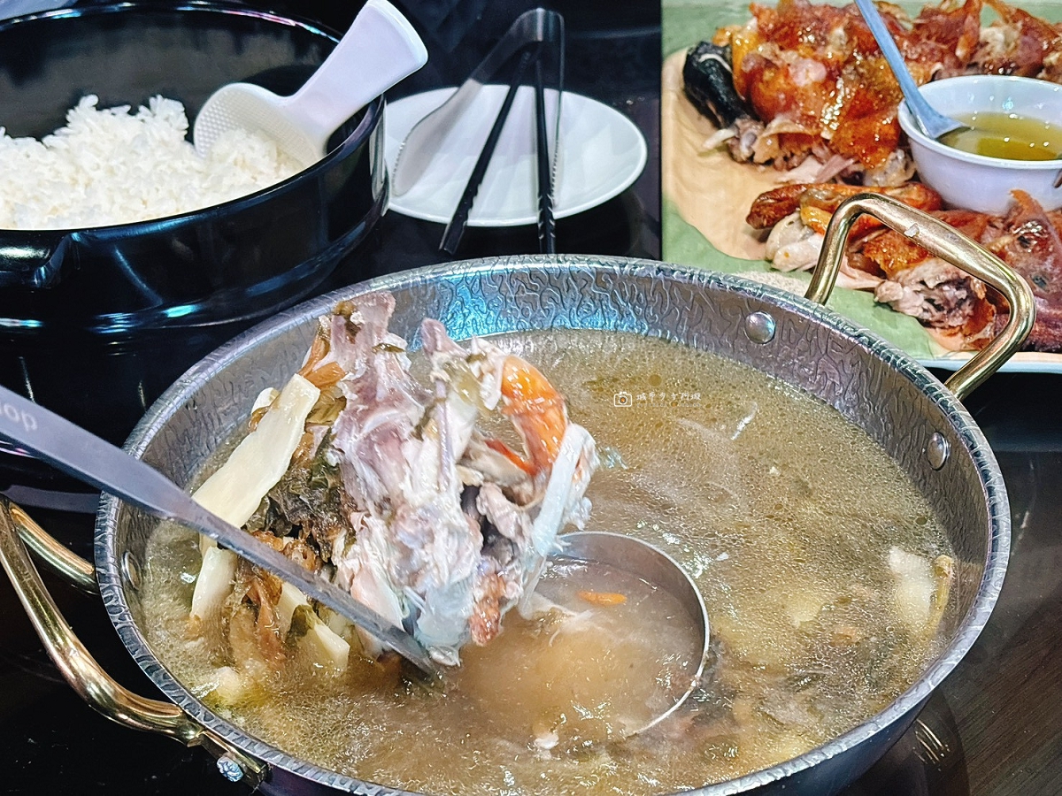 [嘉義美食]招牌甕仔雞皮酥肉嫩，全台獨創甕缸烘烤泰國蝦，民雄餐廳推薦｜竹香園甕缸雞民雄店 @城市少女阿璇