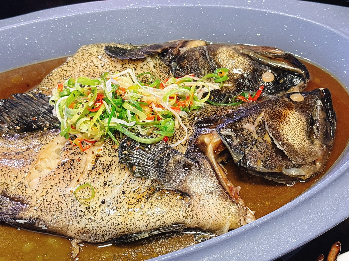 [嘉義美食]招牌甕仔雞皮酥肉嫩，全台獨創甕缸烘烤泰國蝦，民雄餐廳推薦｜竹香園甕缸雞民雄店 @城市少女阿璇
