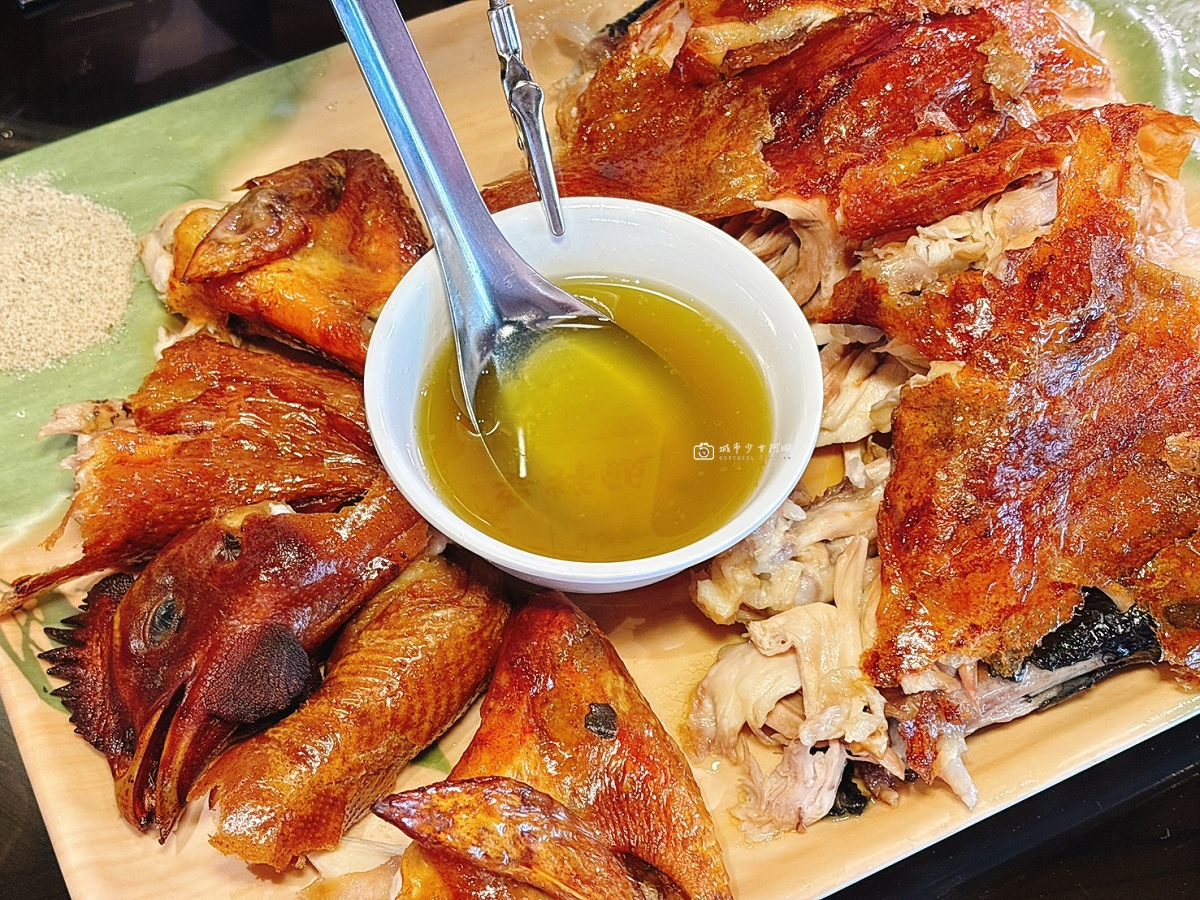 [嘉義美食]招牌甕仔雞皮酥肉嫩，全台獨創甕缸烘烤泰國蝦，民雄餐廳推薦｜竹香園甕缸雞民雄店 @城市少女阿璇