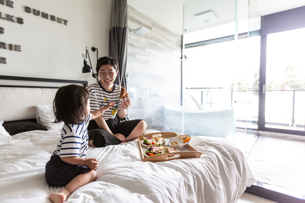 [花蓮住宿]漫漫日出｜打開陽台門就是太平洋！海景浴缸、步行東大門夜市，住進海濱第一排 @城市少女阿璇