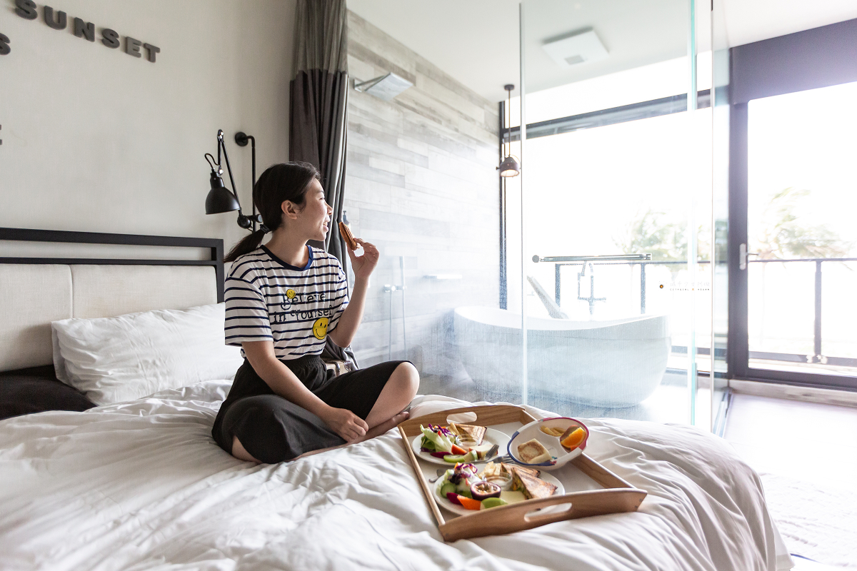 [花蓮住宿]漫漫日出｜打開陽台門就是太平洋！海景浴缸、步行東大門夜市，住進海濱第一排 @城市少女阿璇