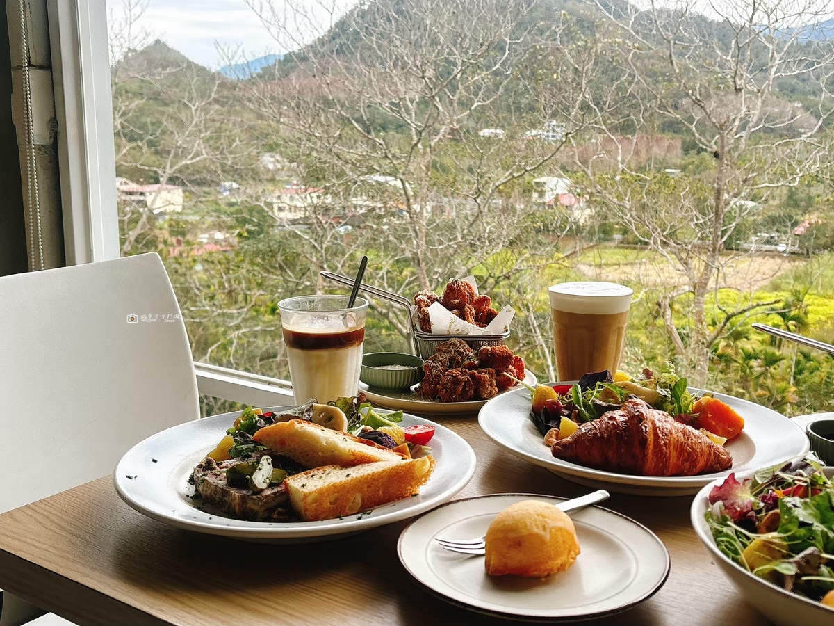 [南投美食]魚池必訪咖啡廳｜蠻荒咖啡 Desolate Coffee！大片落地窗、透明感階梯｜日月潭下午茶甜點推薦 @城市少女阿璇
