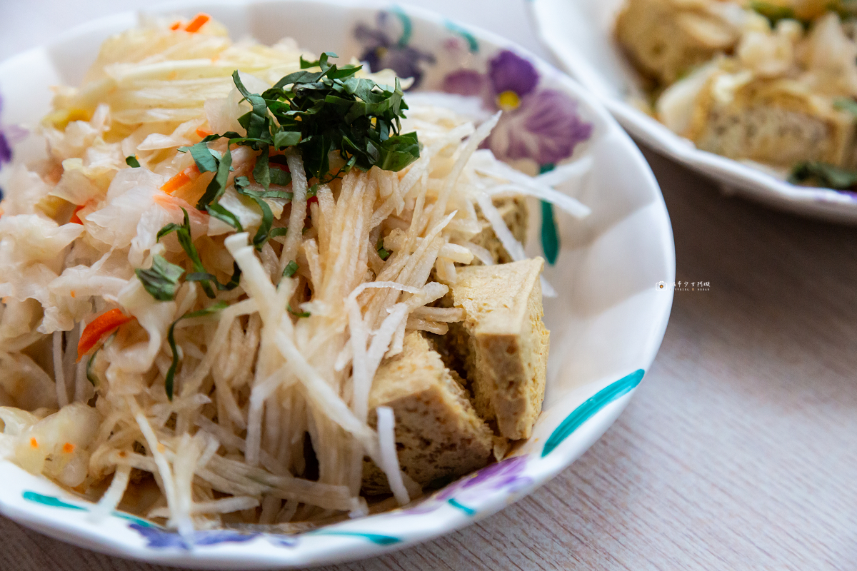 [花蓮美食]玉里橋頭臭豆腐花蓮店｜不用跑玉里也吃得到！酥脆臭豆腐配滿滿泡菜 @城市少女阿璇