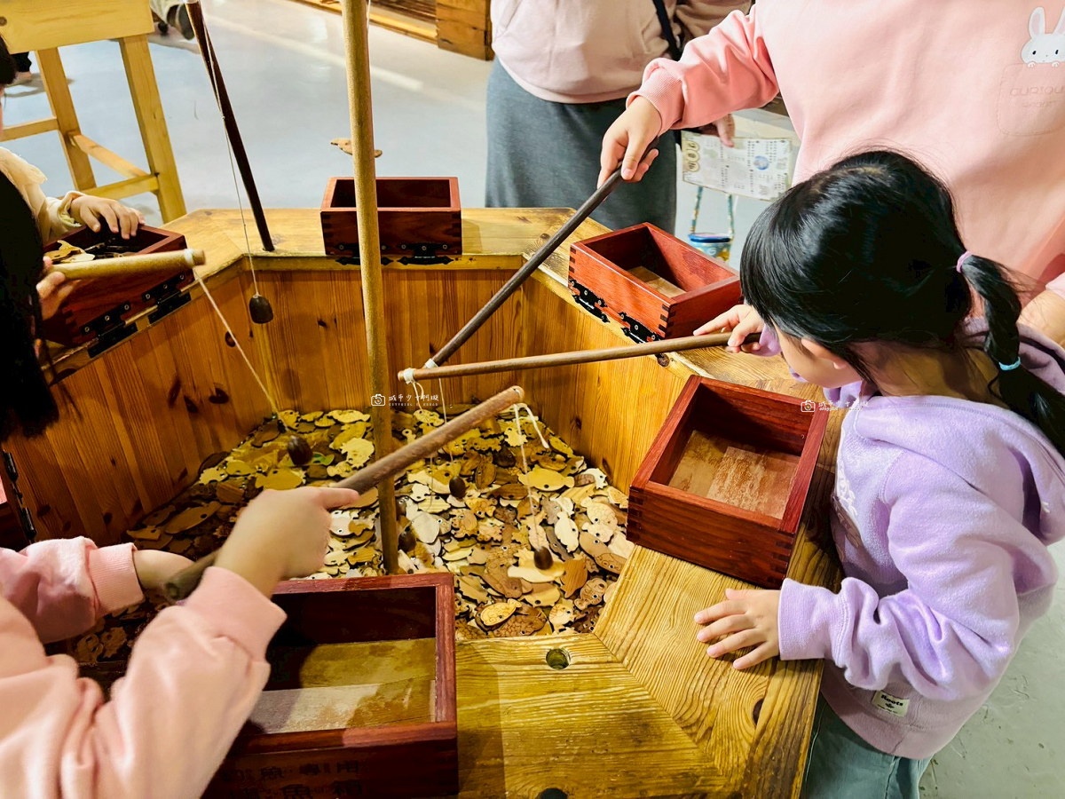 [嘉義景點]愛木村休閒觀光工廠｜嘉義親子景點推薦，五感認識木頭、互動遊戲、木製玩具一次玩 @城市少女阿璇