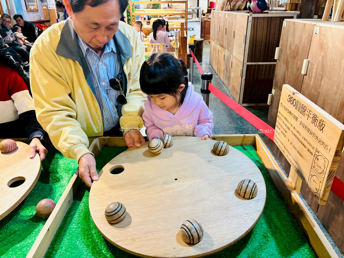 [嘉義景點]愛木村休閒觀光工廠｜嘉義親子景點推薦，五感認識木頭、互動遊戲、木製玩具一次玩 @城市少女阿璇
