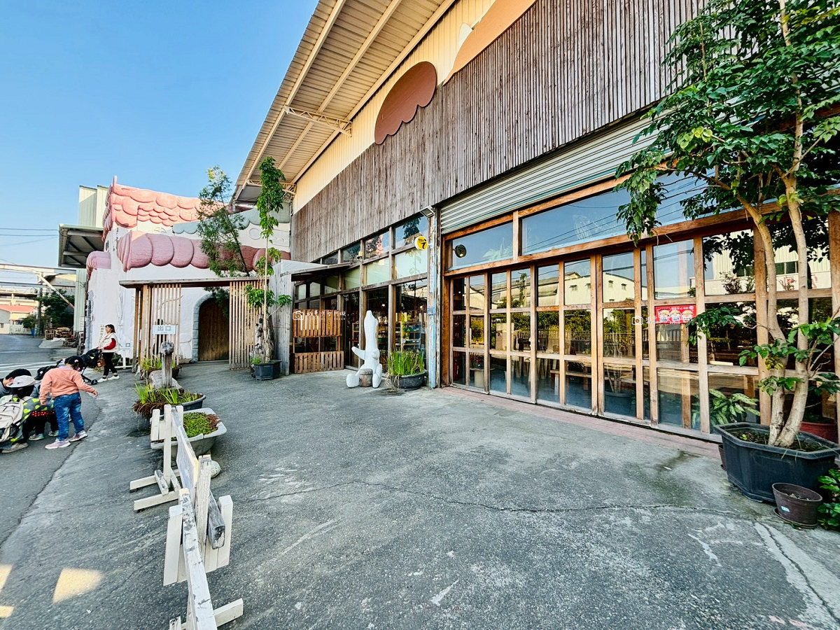 [嘉義景點]愛木村休閒觀光工廠｜嘉義親子景點推薦，五感認識木頭、互動遊戲、木製玩具一次玩 @城市少女阿璇