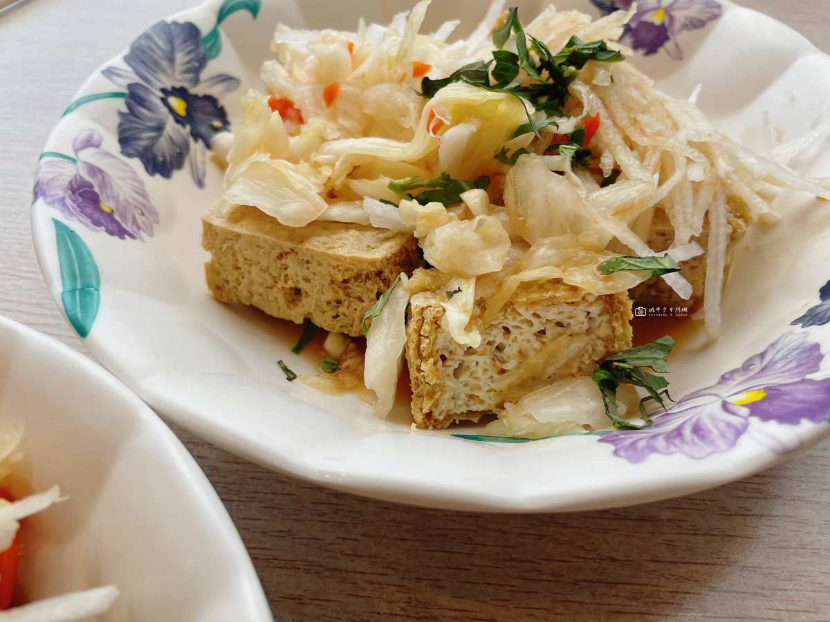 [花蓮美食]玉里橋頭臭豆腐花蓮店｜不用跑玉里也吃得到！酥脆臭豆腐配滿滿泡菜 @城市少女阿璇