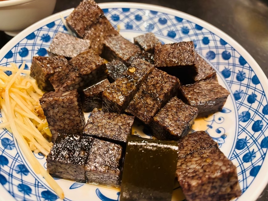 [台南美食]在復古包廂裡喝巨大杯珍珠奶茶！營業到凌晨2點、聊天聚餐不限時｜茶大文化藝術茶苑 @城市少女阿璇