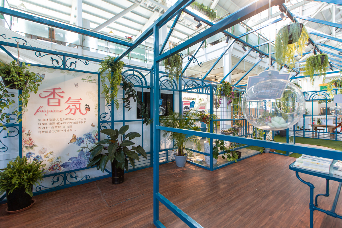 [宜蘭景點] 香草菲菲芳香植物博物館｜夢幻玻璃花園餐廳、二樓空中走道、親子遊戲區 @城市少女阿璇