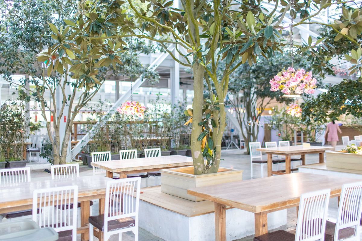 [宜蘭景點] 香草菲菲芳香植物博物館｜夢幻玻璃花園餐廳、二樓空中走道、親子遊戲區 @城市少女阿璇