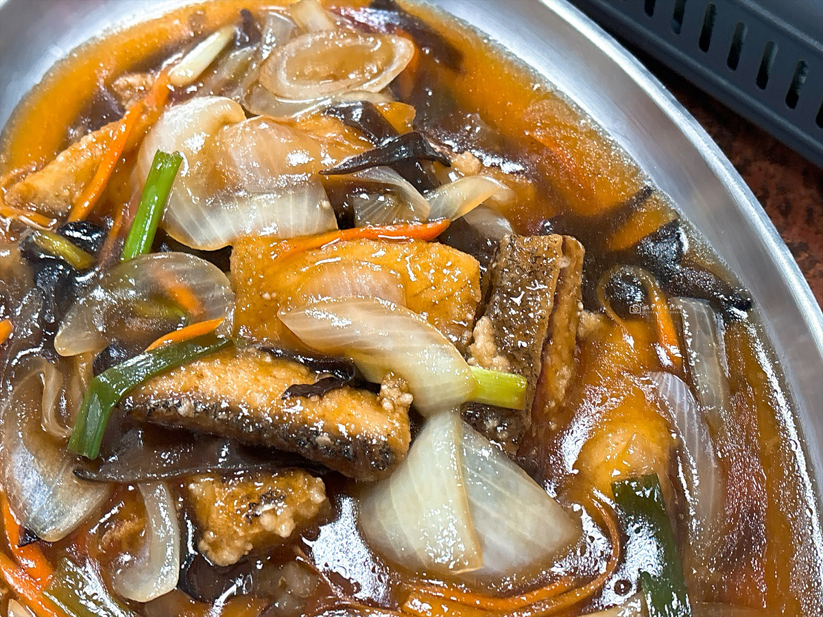 [嘉義美食] 大埔佳香餐飲部｜臉盆大的砂鍋魚頭超浮誇！曾文水庫大埔必吃美食 @城市少女阿璇
