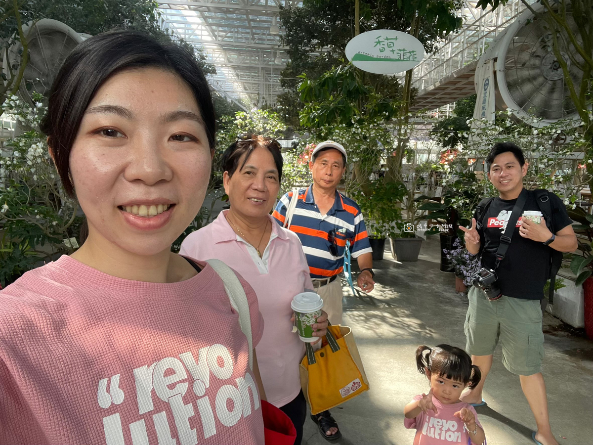 [宜蘭景點] 香草菲菲芳香植物博物館｜夢幻玻璃花園餐廳、二樓空中走道、親子遊戲區 @城市少女阿璇