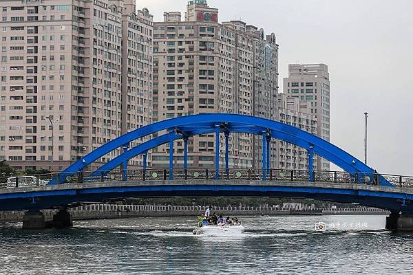 [台南景點]比國外浪漫更添刺激！彎腰低頭趴下過橋底 乘遊船徜徉百年運河金色流域|安平運河遊船 @城市少女阿璇