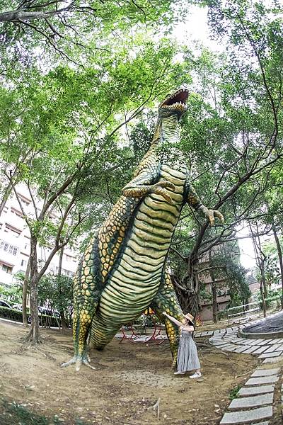 [台南景點]巨大恐龍出沒！超逼真侏儸紀公園藏身社區 @城市少女阿璇