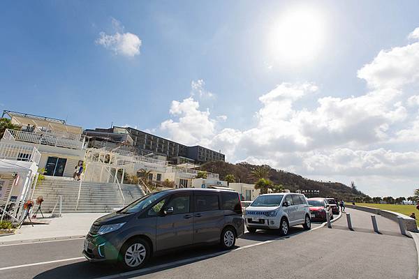 [日本旅遊]沖繩必訪景點，純白建築無敵海景，排隊美食幸福鬆餅｜瀨長島 @城市少女阿璇