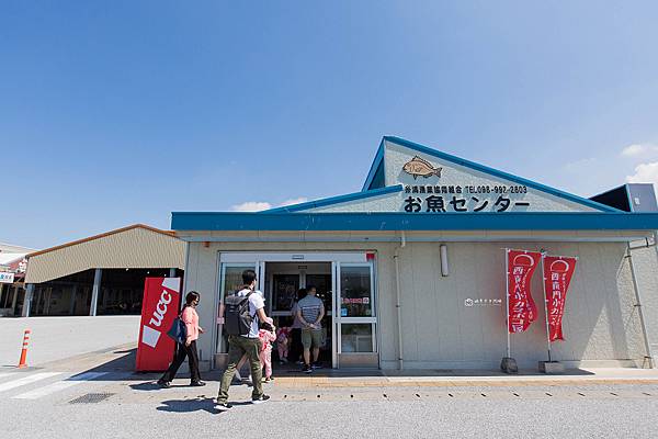 [日本旅遊]沖繩必訪景點，琳瑯滿目海鮮，焗烤大龍蝦、干貝、魚卵、海膽沖繩必吃｜系滿魚市場 @城市少女阿璇