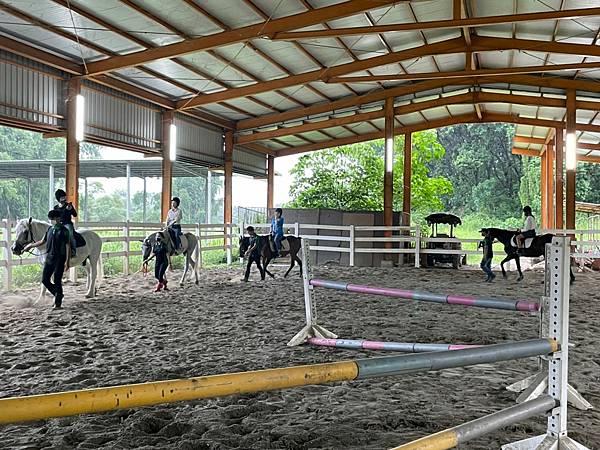 [台南景點]免門票馬場 近距離餵食可愛動物 騎馬體驗超療癒│台灣馬樂活山莊 @城市少女阿璇