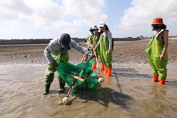 [澎湖旅遊]秋遊澎湖超好玩 成功社區半日遊 傳統捕魚體驗「撸魚栽」/窯烤披薩DIY @城市少女阿璇